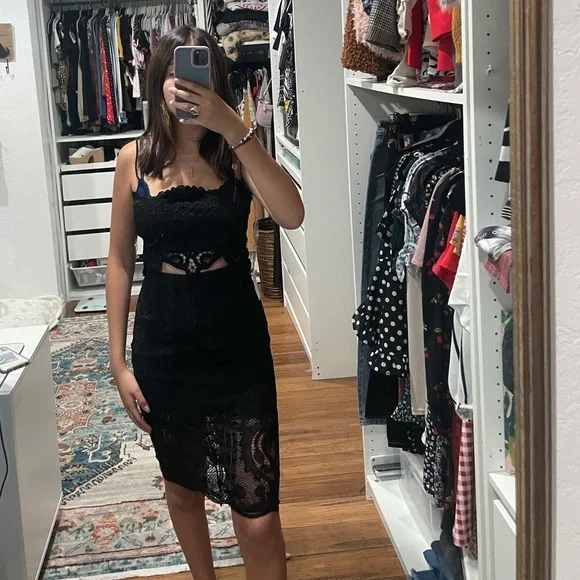 Elegant Black Lace Dress - Picture 2 of 3